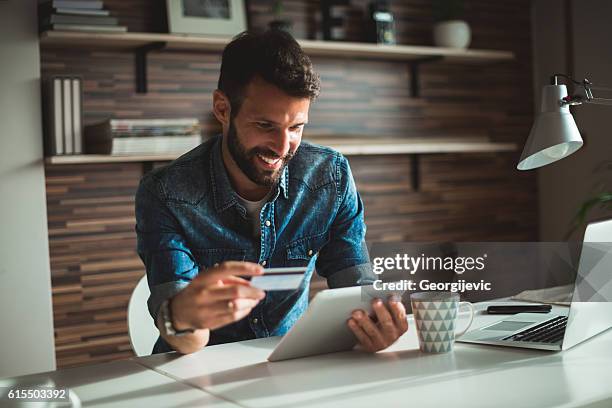 serviço bancário na internet - business man sitting banking imagens e fotografias de stock