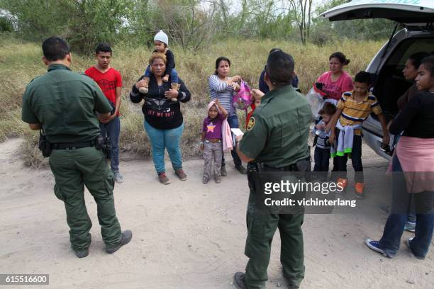patrulha de fronteira, vale do rio grande, texas, 21 de setembro de 2016 - imigrante ilegal - fotografias e filmes do acervo