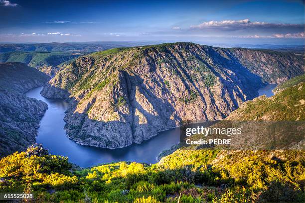 landscape of the ribeira sacra (sil river canyons) in ourense - ravine 個照片及圖片檔