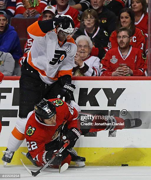 Jordin Tootoo of the Chicago Blackhawks collides with Wayne Simmonds of the Philadelphia Flyers as they battle for the puck at the United Center on...