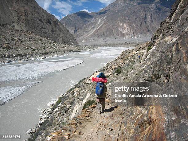 a porter in baltoro trekking near askole, karakorum range, pakistan - karakoram bildbanksfoton och bilder