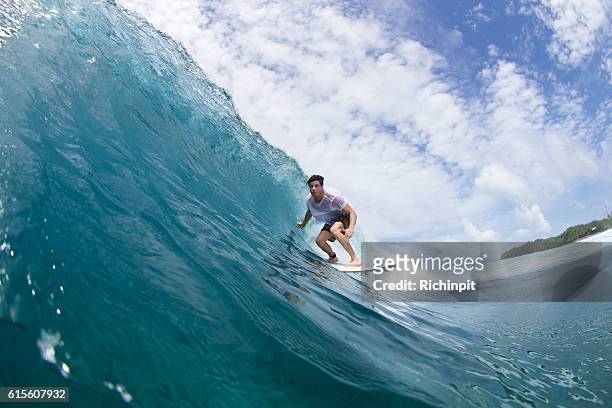 surfer riding the curl - male imagens e fotografias de stock