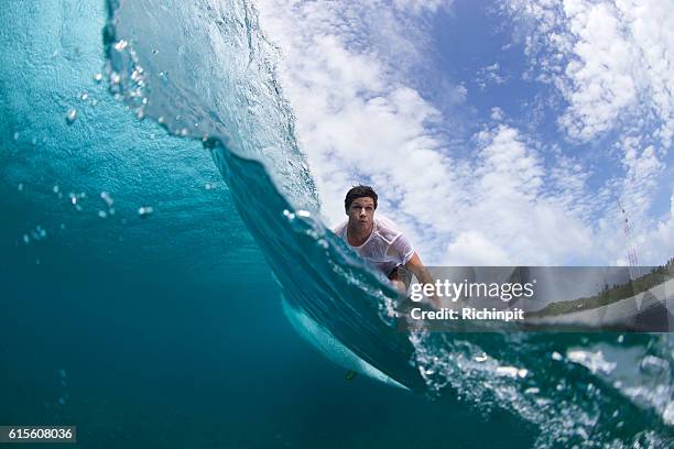 über split eines surfers auf einer welle - male maldives stock-fotos und bilder