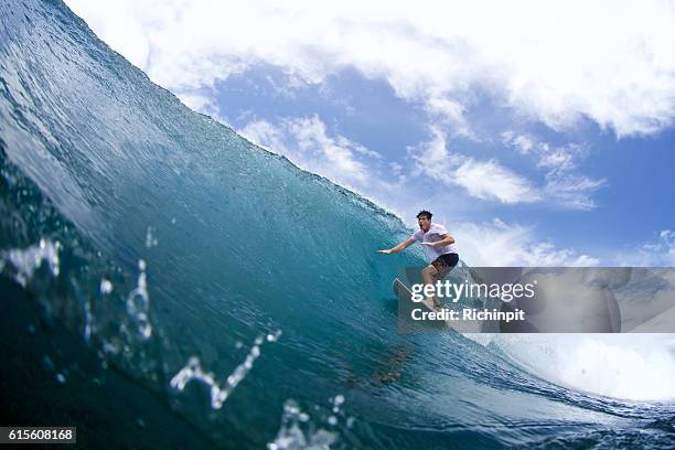 surfer auf der welle - male maldives stock-fotos und bilder