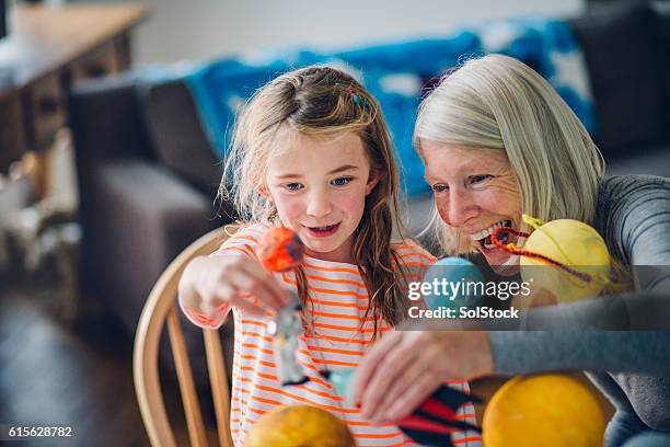 girl and her grandma exploring space - child discovering science stockfoto's en -beelden
