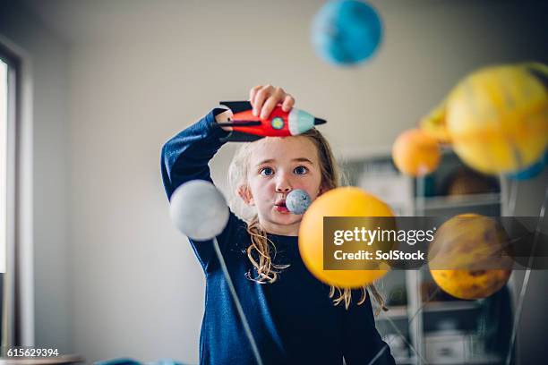 jugando al astronauta - niñas fotografías e imágenes de stock