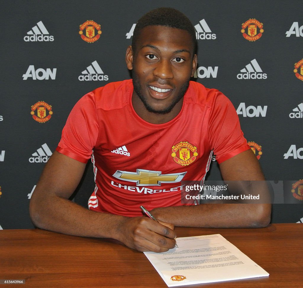 Timothy Fosu-Mensah Signs a New Contract at Manchester United