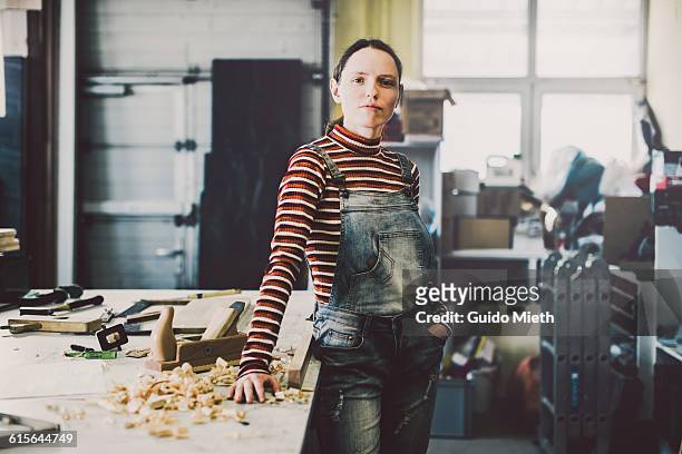entrepreneur in carpentry. - confidence stock-fotos und bilder