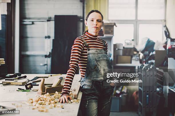 entrepreneur in carpentry. - leanincollection foto e immagini stock