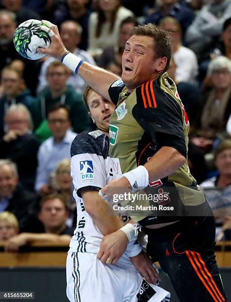 Steffen Weinhold of Kiel challenges for the ball with Fabian Boehm of Hannover-Burgdorf during the DKB HBL Bundesliga match between THW Kiel and TSV...