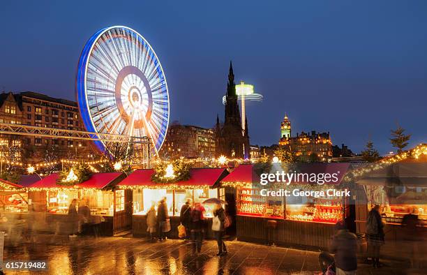 weihnachtsmärkte und vergnügungsfahrten im zentrum von edinburgh, schottland - edinburgh street stock-fotos und bilder