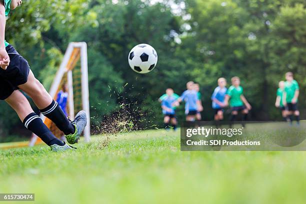 fußball ist in der luft, während spieler schuss - texas spring game stock-fotos und bilder