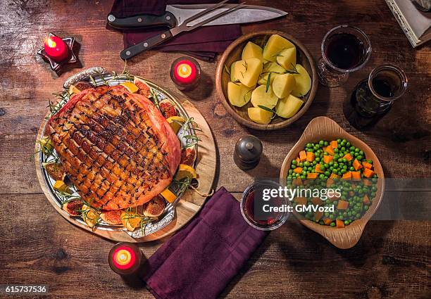 glazed holiday ham with cloves background - glazed ham imagens e fotografias de stock