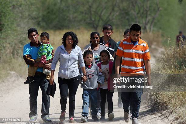 patrulla fronteriza, valle del río grande, texas, 21 de septiembre de 2016 - inmigrantes fotografías e imágenes de stock