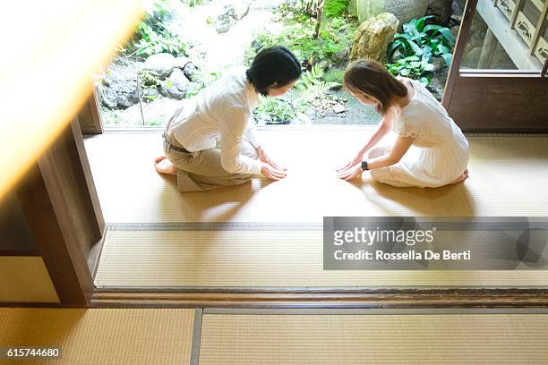 dos de las mujeres japonesas cediendo con respecto - prayer pose greeting fotografías e imágenes de stock