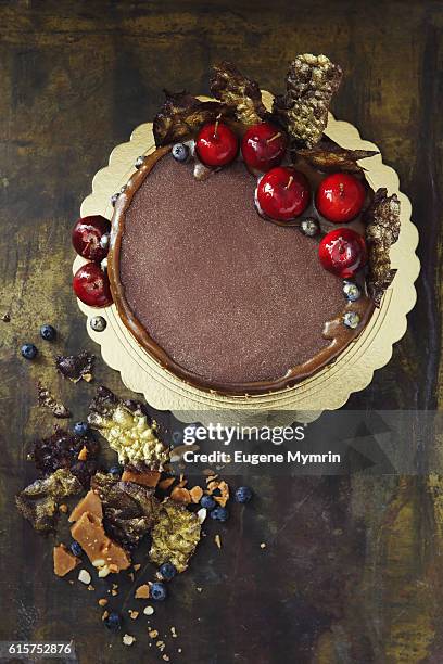 chocolate sponge cake decorated with berries and fruits - chocolate cake stock pictures, royalty-free photos & images