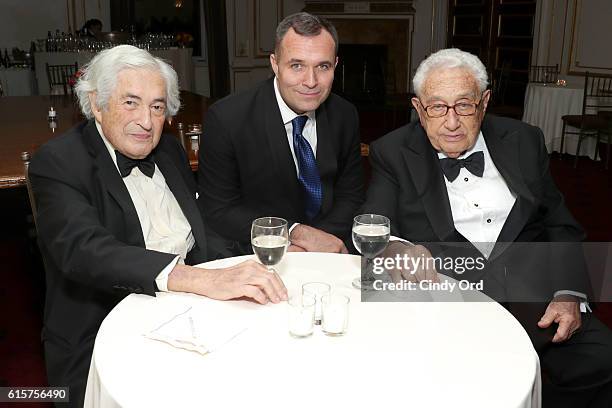 Award recipient James D. Wolfensohn, Greg Kelly, and Former United States Secretary of State and honorary NCAFP Co-Chairman Henry A. Kissinger attend...