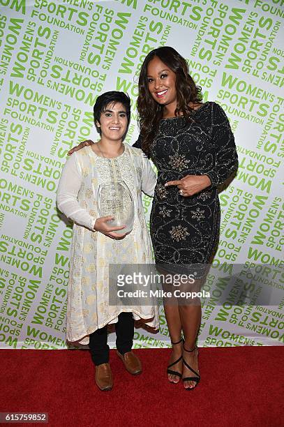 Squash player Maria Toorpakai Wazir poses with her Wilma Rudolph Courage Award and Boxer and WSF Past President Laila Ali at the 37th Annual Salute...