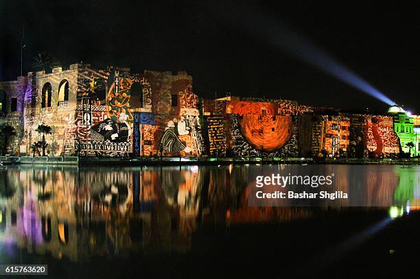sound and light show on assaraya al-hamra's wall - 烈士廣場 黎波利 利比亞 個照片及圖片檔