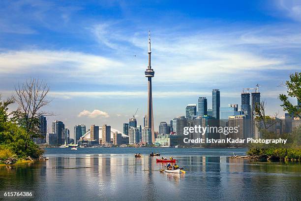 boating in lake ontario, toronto, canada - canada foto e immagini stock