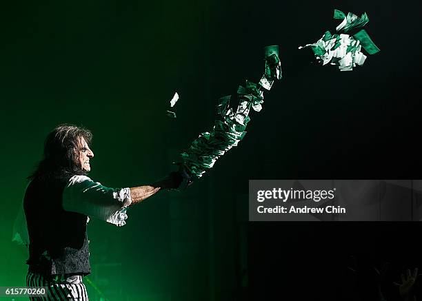 Singer-songwriter Alice Cooper performs onstage at Queen Elizabeth Theatre on October 19, 2016 in Vancouver, Canada.