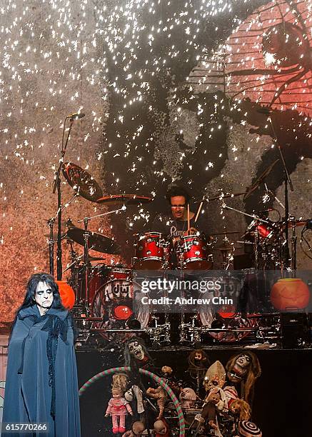 Singer-songwriter Alice Cooper performs onstage at Queen Elizabeth Theatre on October 19, 2016 in Vancouver, Canada.