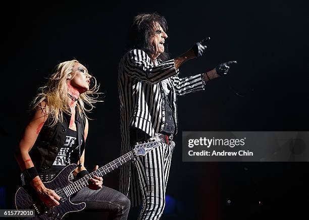 Singer-songwriter Alice Cooper performs onstage at Queen Elizabeth Theatre on October 19, 2016 in Vancouver, Canada.