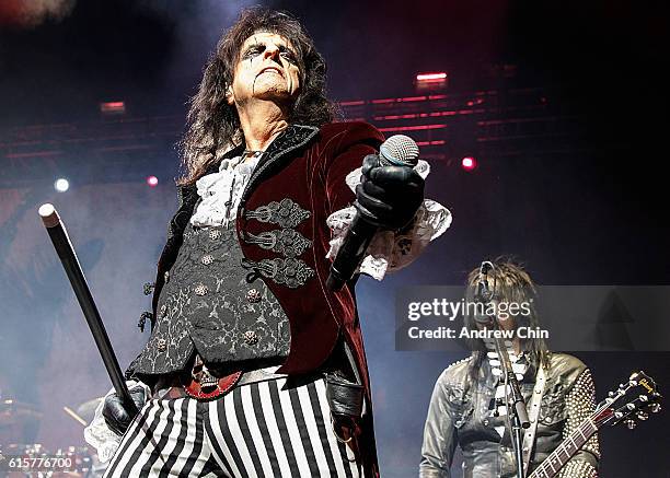 Singer-songwriter Alice Cooper performs onstage at Queen Elizabeth Theatre on October 19, 2016 in Vancouver, Canada.