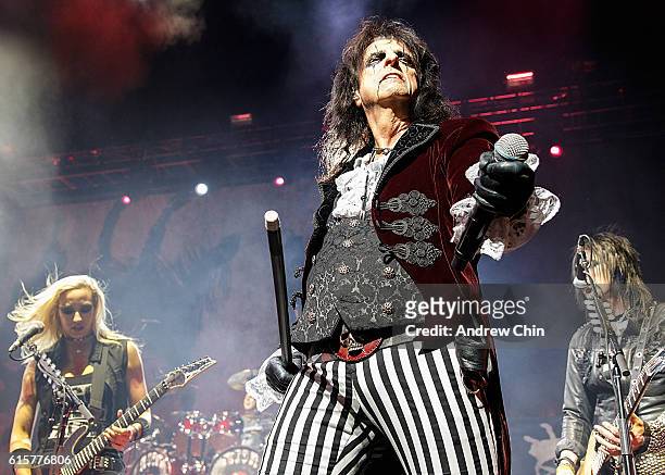 Singer-songwriter Alice Cooper performs onstage at Queen Elizabeth Theatre on October 19, 2016 in Vancouver, Canada.