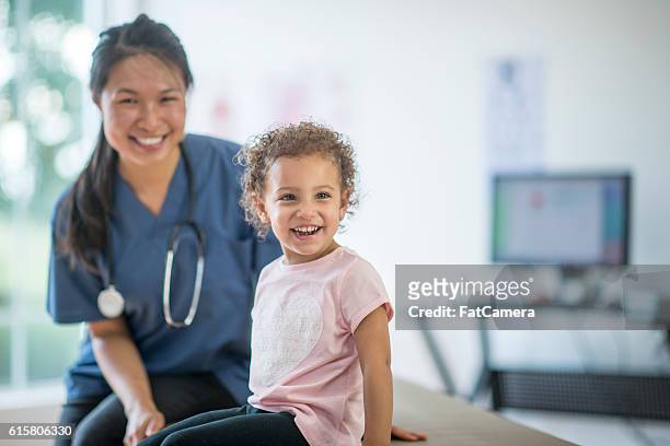 niño feliz en una cita con el médico - cute nurses fotografías e imágenes de stock