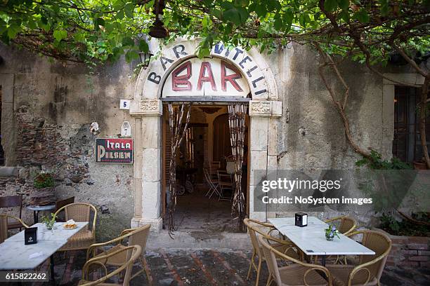 bar vitelli, savoca, sicily, italy - godfather godparent stockfoto's en -beelden