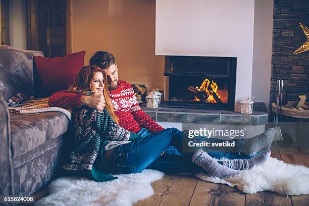 faule wintertage - winter couple stock-fotos und bilder