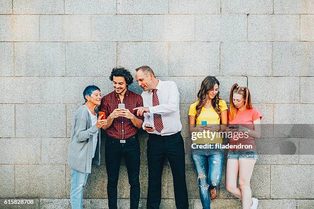 mensagens de texto em diferentes idades - diferença entre gerações - fotografias e filmes do acervo