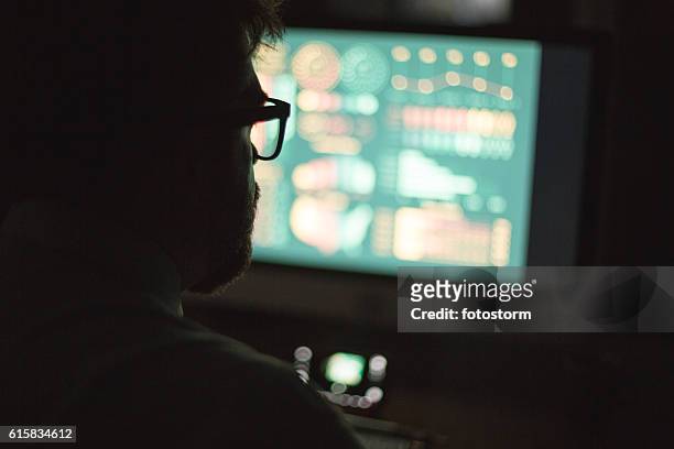 mann vor computermonitor, arbeiten - mann vor pc stock-fotos und bilder