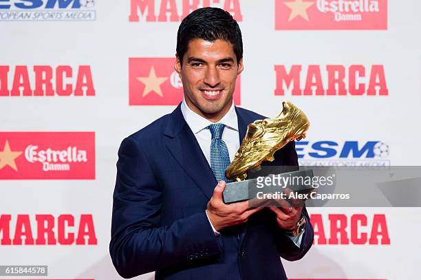 Luis Suarez of FC Barcelona poses with the Golden Boot Trophy as the best goal scorer in all European Leagues last season on October 20, 2016 in...