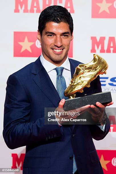 Luis Suarez of FC Barcelona poses with the Golden Boot Trophy as the best goal scorer in all European Leagues last season on October 20, 2016 in...