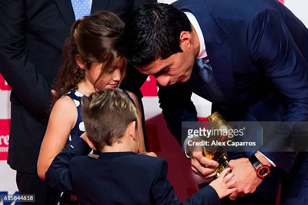 Luis Suarez of FC Barcelona receives from his daughter Delfina and his son Benjamin the Golden Boot Trophy as the best goal scorer in all European...