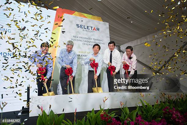 Left to right, Kevin Shum Jin-Chyi, director general of the Civil Aviation Authority of Singapore, Lee Hsien Yang, chairman of the Civil Aviation...