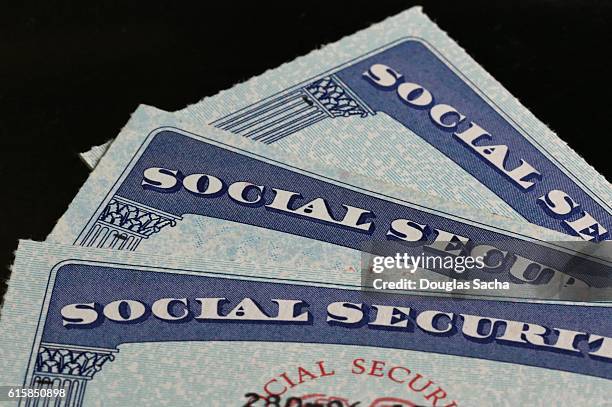 close-up of social security cards - social security kaart stockfoto's en -beelden