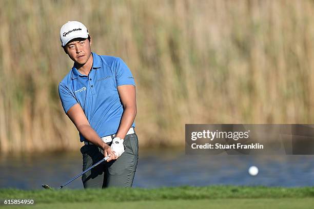 Daniel Im of USA chips during day one of the Portugal Masters at Victoria Clube de Golfe on October 20, 2016 in Vilamoura, Portugal.