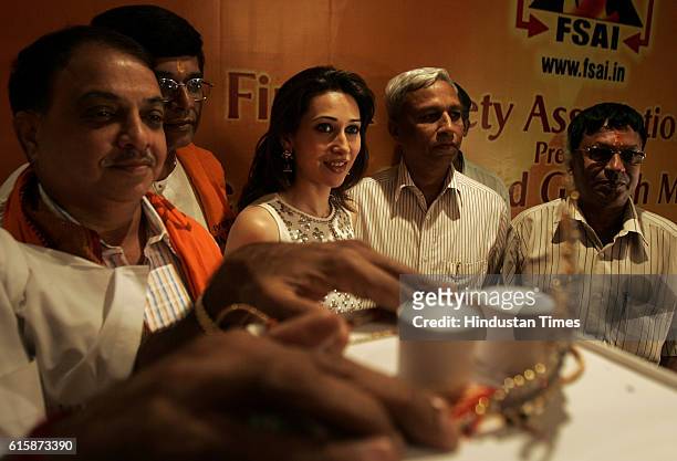 Bollywood actress Karishma Kapoor and Joint commissioner K.L. Prasad with winning Pandal at FSAI event at Mayfair Banquet Worli.