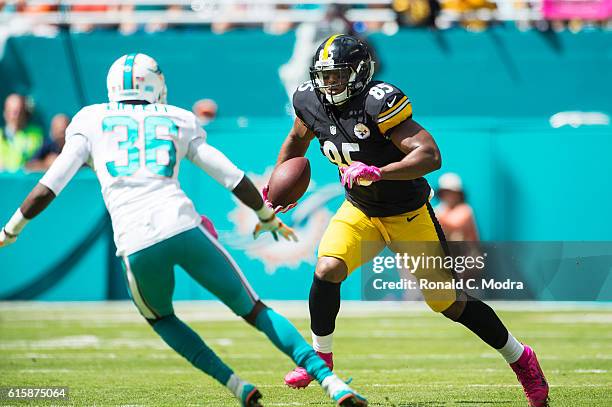 Tight end Xavier Grimble of the Pittsburgh Steelers carries the ball during a NFL game against the Miami Dolphins on October 16, 2016 at Hard Rock...