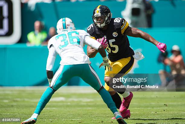 Tight end Xavier Grimble of the Pittsburgh Steelers carries the ball during a NFL game against the Miami Dolphins on October 16, 2016 at Hard Rock...