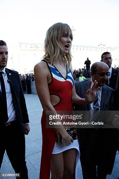 Karlie Kloss arrives at the Louis Vuitton show as part of the Paris Fashion Week Womenswear Spring/Summer 2017 on October 5, 2016 in Paris, France.