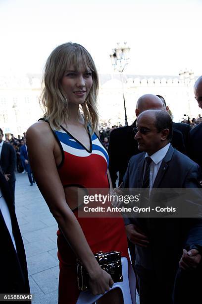 Karlie Kloss arrives at the Louis Vuitton show as part of the Paris Fashion Week Womenswear Spring/Summer 2017 on October 5, 2016 in Paris, France.