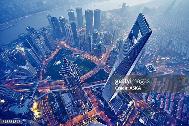 luftbild von shanghai bei nacht - shanghai stock-fotos und bilder
