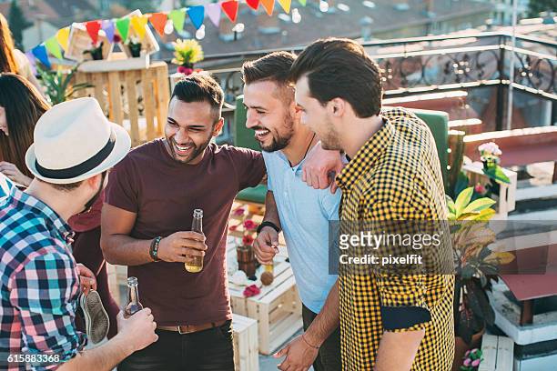 group of male friends chatting and drinking - 男性告別單身派對 個照片及圖片檔