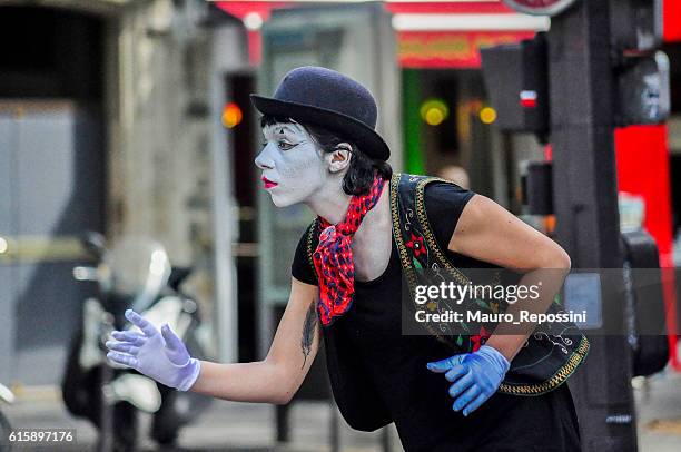 mime artist in the street at paris, france - mime stock pictures, royalty-free photos & images