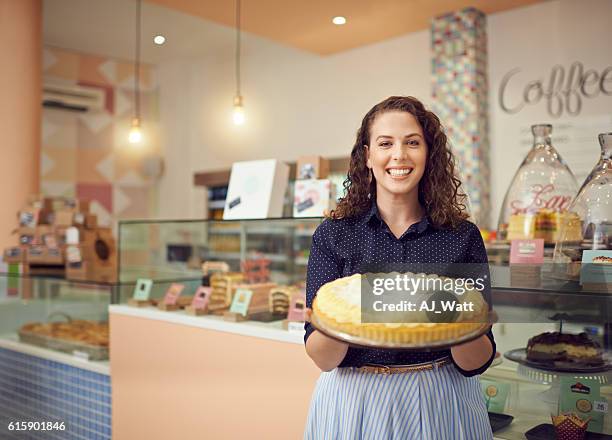 sie können keinen kuchen halten und wollen nicht lächeln - woman holding cake stock-fotos und bilder