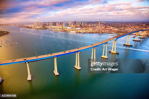 horizonte de san diego más allá del puente de coronado - san diego fotografías e imágenes de stock